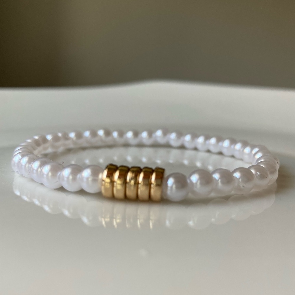 Elegant White Pearl Bracelet with Gold Accents
